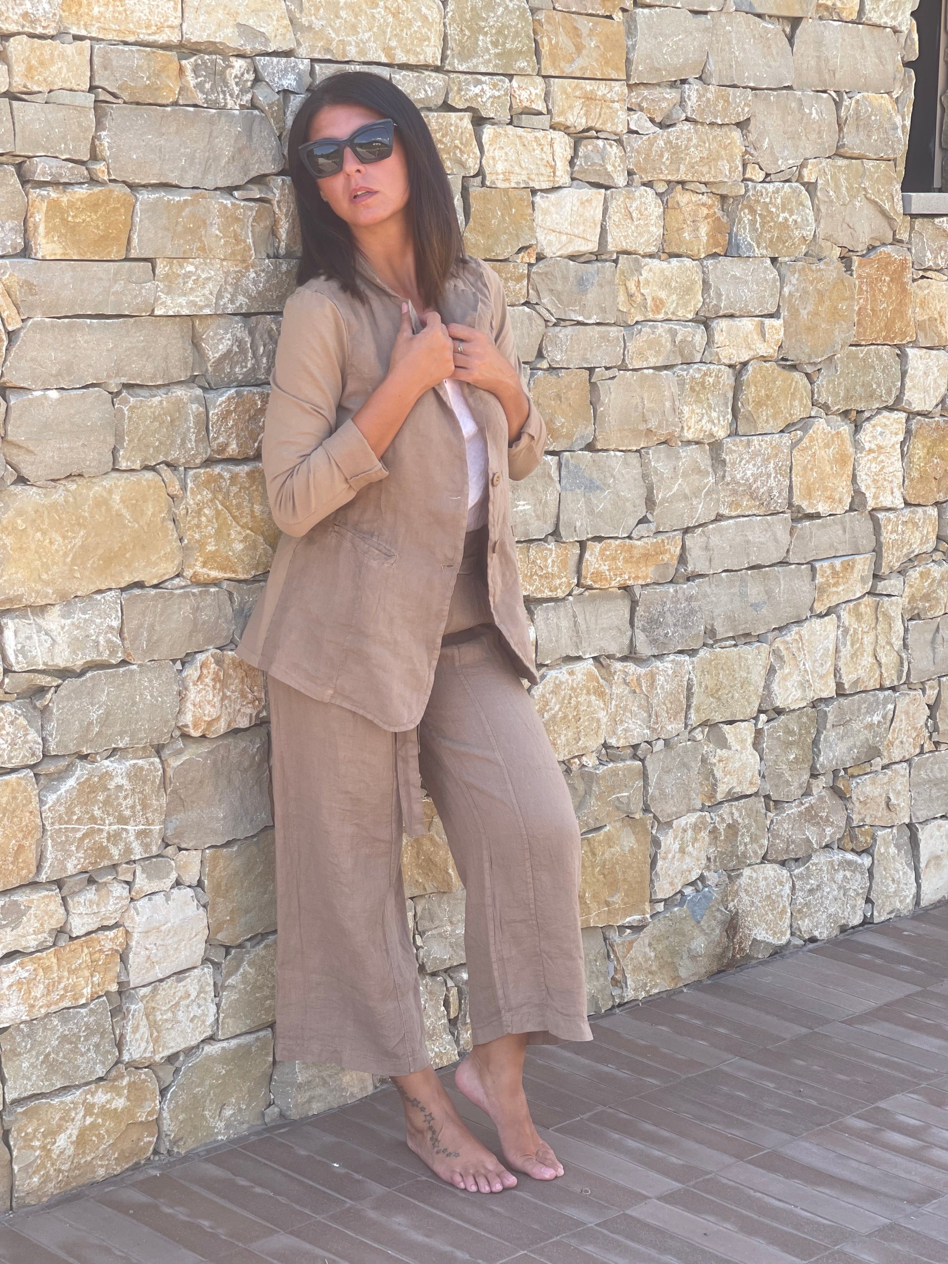 The Florence Linen Blazer is your go-to for warm-weather sophistication. Crafted in Italy with 100% linen and soft jersey sleeves, it offers a relaxed fit that blends tailoring with comfort. Perfect for layering over linen sets or styling solo, it brings a refined edge to your everyday wardrobe.