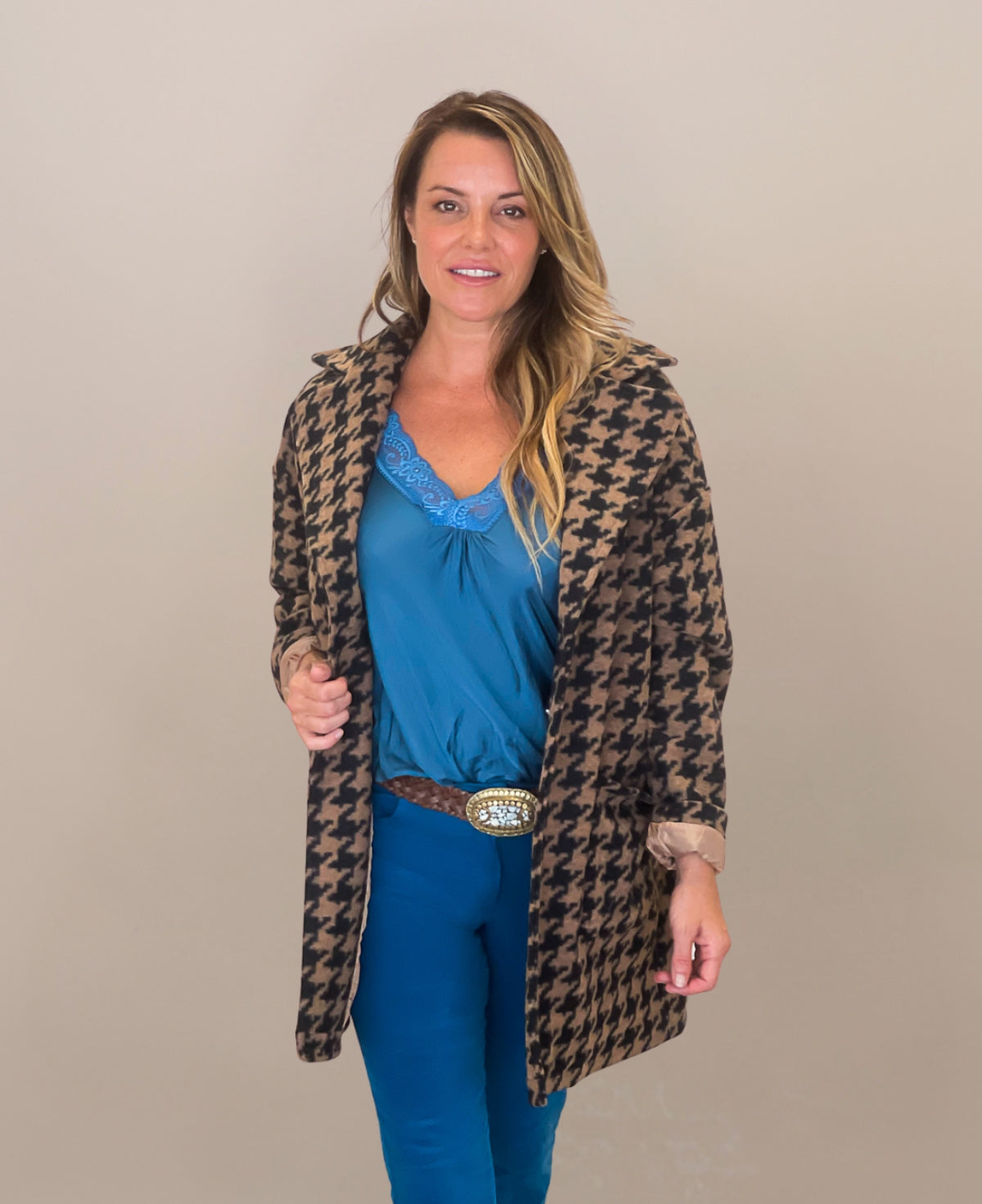 Camel mid-length houndstooth-patterned coat in a chic, timeless style, fully lined for comfort and warmth, offering a modern twist on the classic long overcoat.