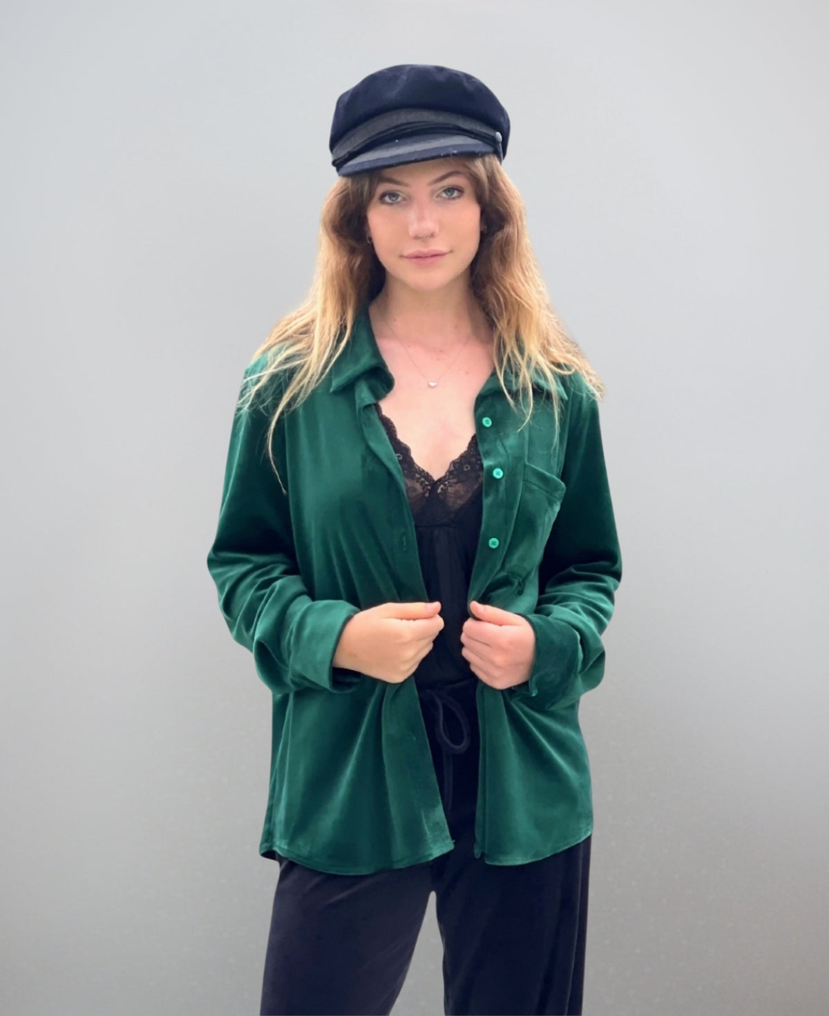 Forest deep green Luxe Brushed Chenille Marshmallow Shirt made of soft brushed chenille, with a tailored collared neckline and buttoned cuffs that combine comfort and sophistication.