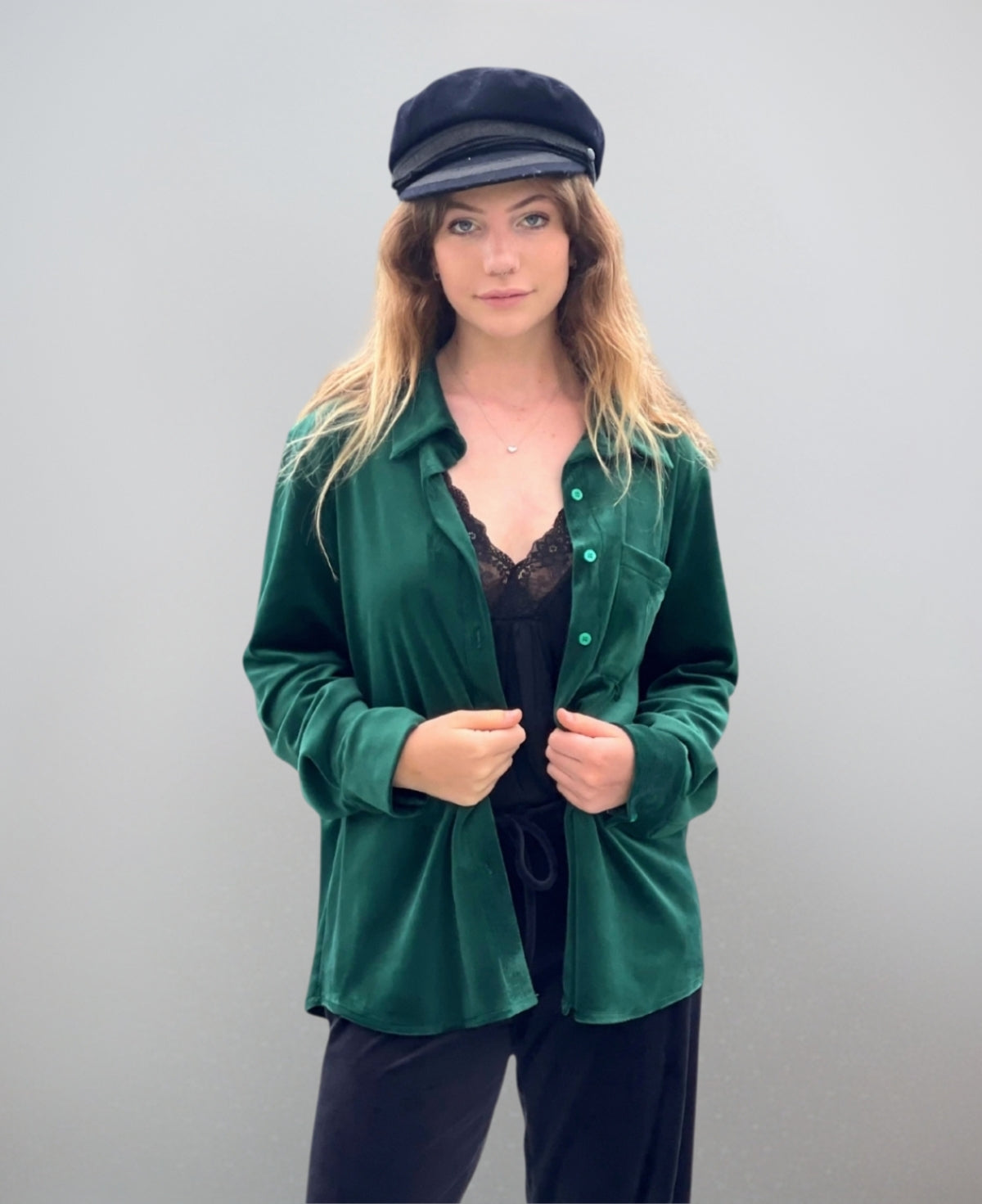Forest deep green Luxe Brushed Chenille Marshmallow Shirt made of soft brushed chenille, with a tailored collared neckline and buttoned cuffs that combine comfort and sophistication.